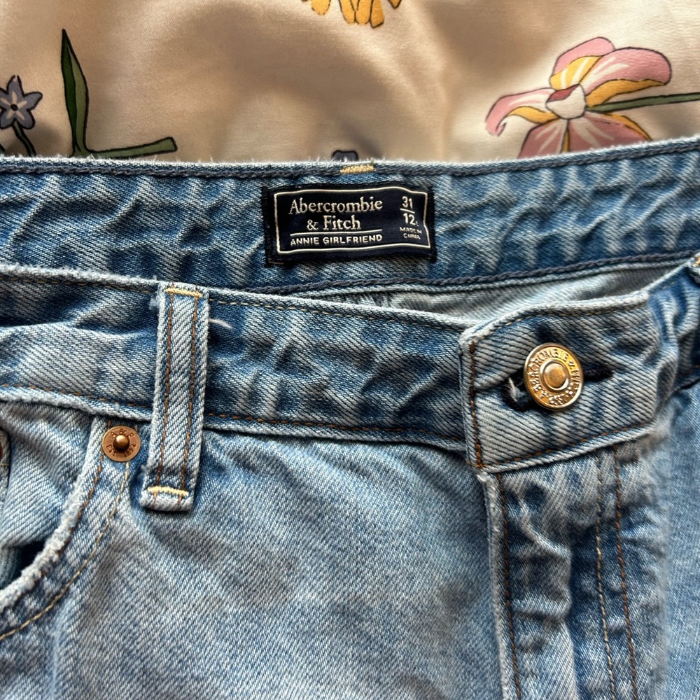 Abercrombie and Fitch Annie girlfriend ripped jeans 
31/12